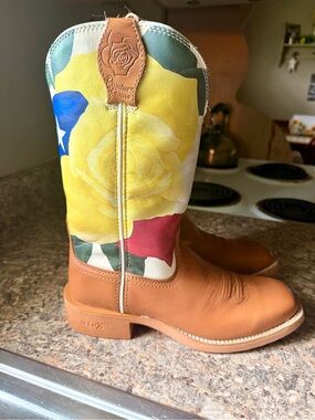 🌼🥀Olivia Bennett Twisted X- Yellow Rose Leather Pull-On Western cowgirl Boots 🌼🥀